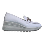 Enval Soft Mocassino Bianco in Pelle con Zeppa e Catena da Donna