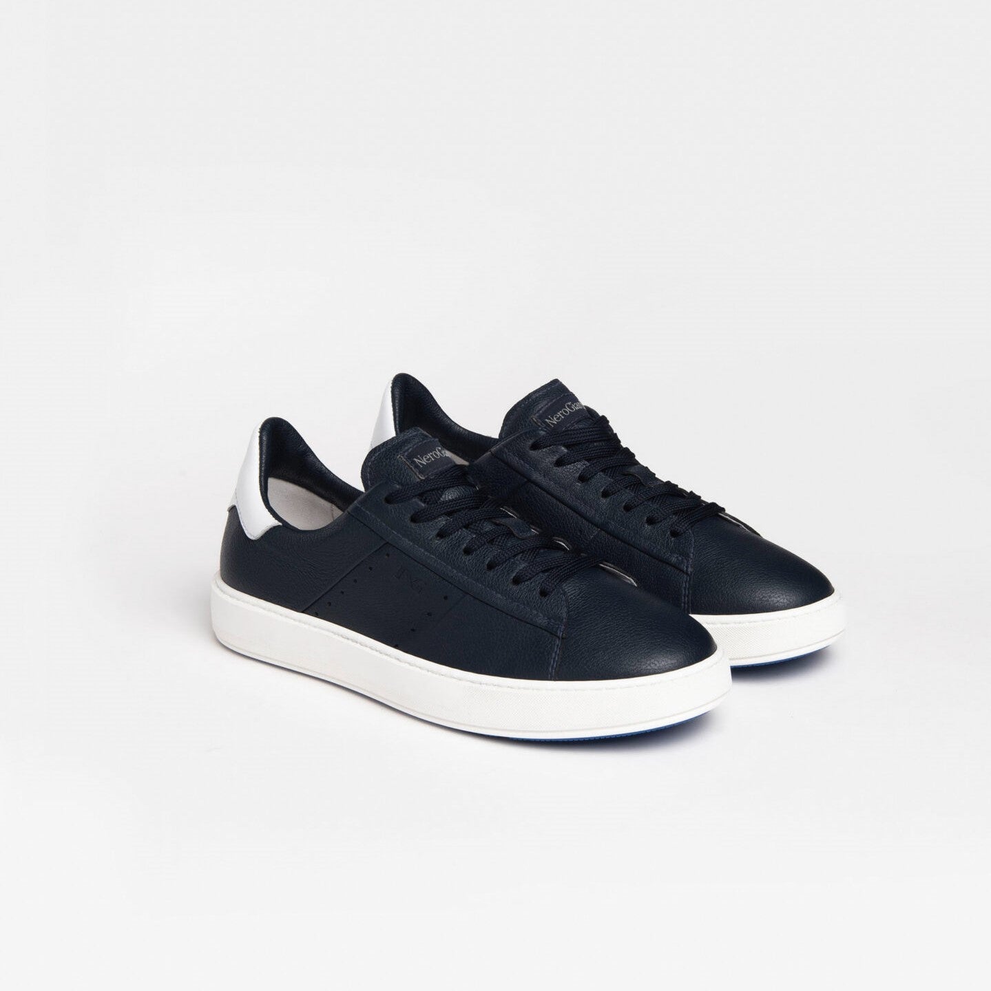 Nero Giardini Sneakers blu in pelle con inserto bianco