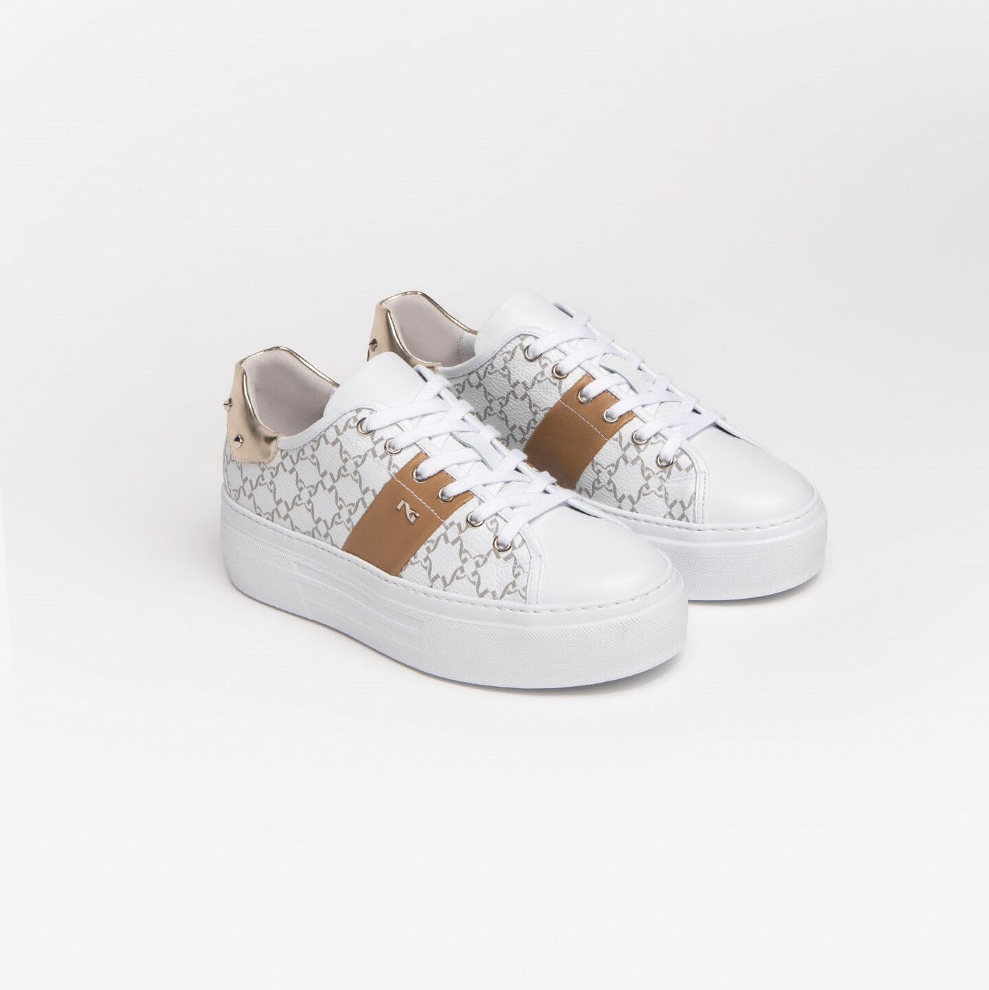 Nero Giardini Sneakers bianca logata con borchie