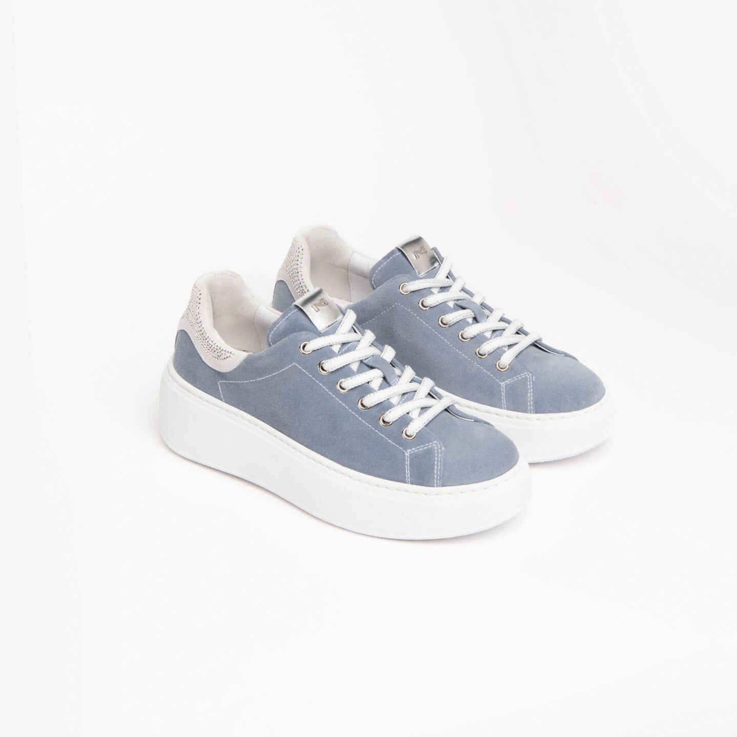 Nero Giardini Sneakers celeste in camoscio con dettaglio borchie