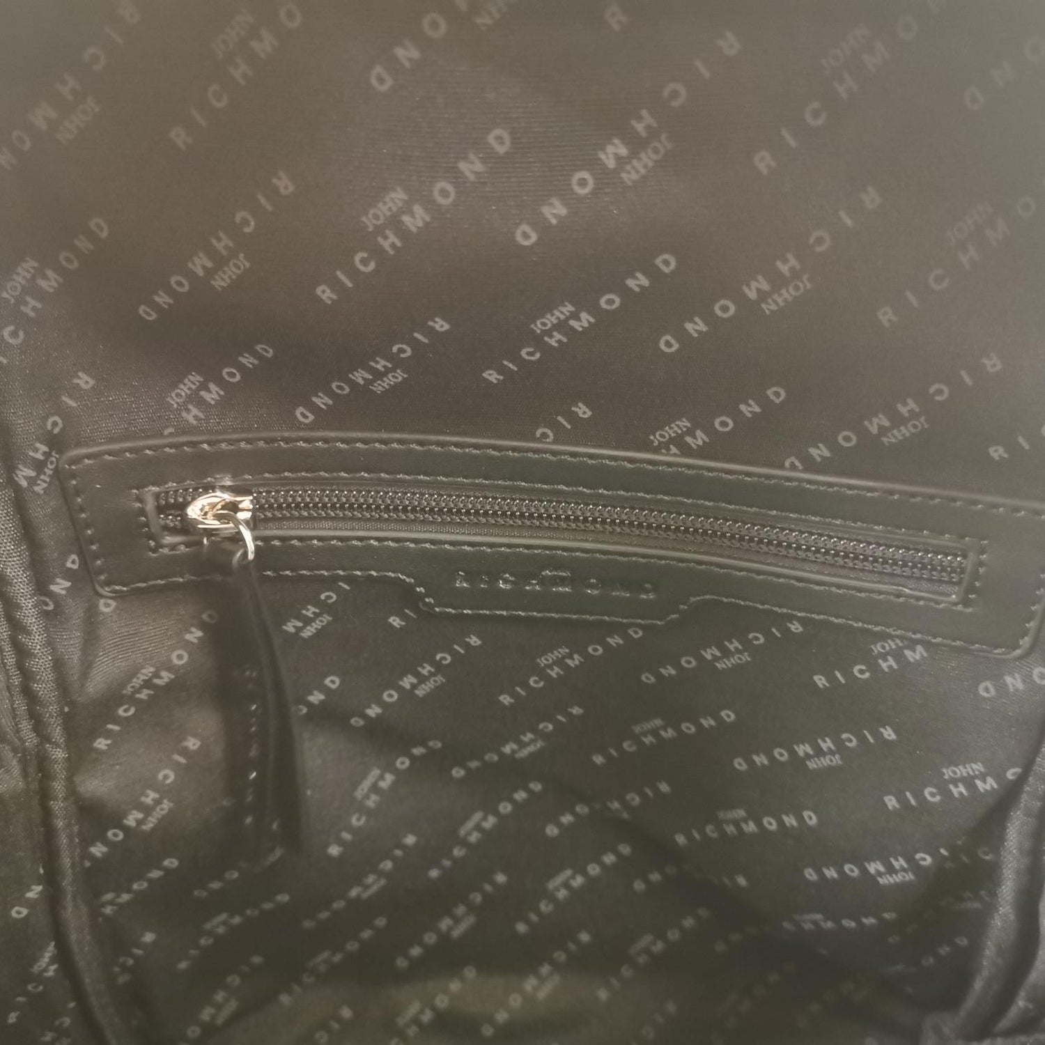 John Richmond Zaino Donna in Ecopelle Nero con Effetto Trapuntato e Lucchetto