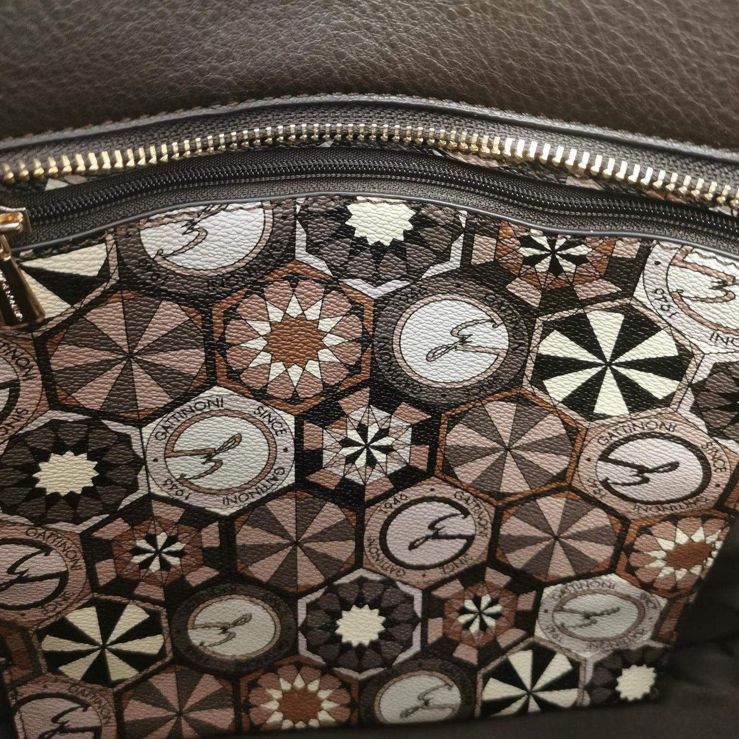 Gattinoni Roma Borsa a Spalla Donna Denise Soft in Ecopelle Nero Fumo con Charm e Tracolla