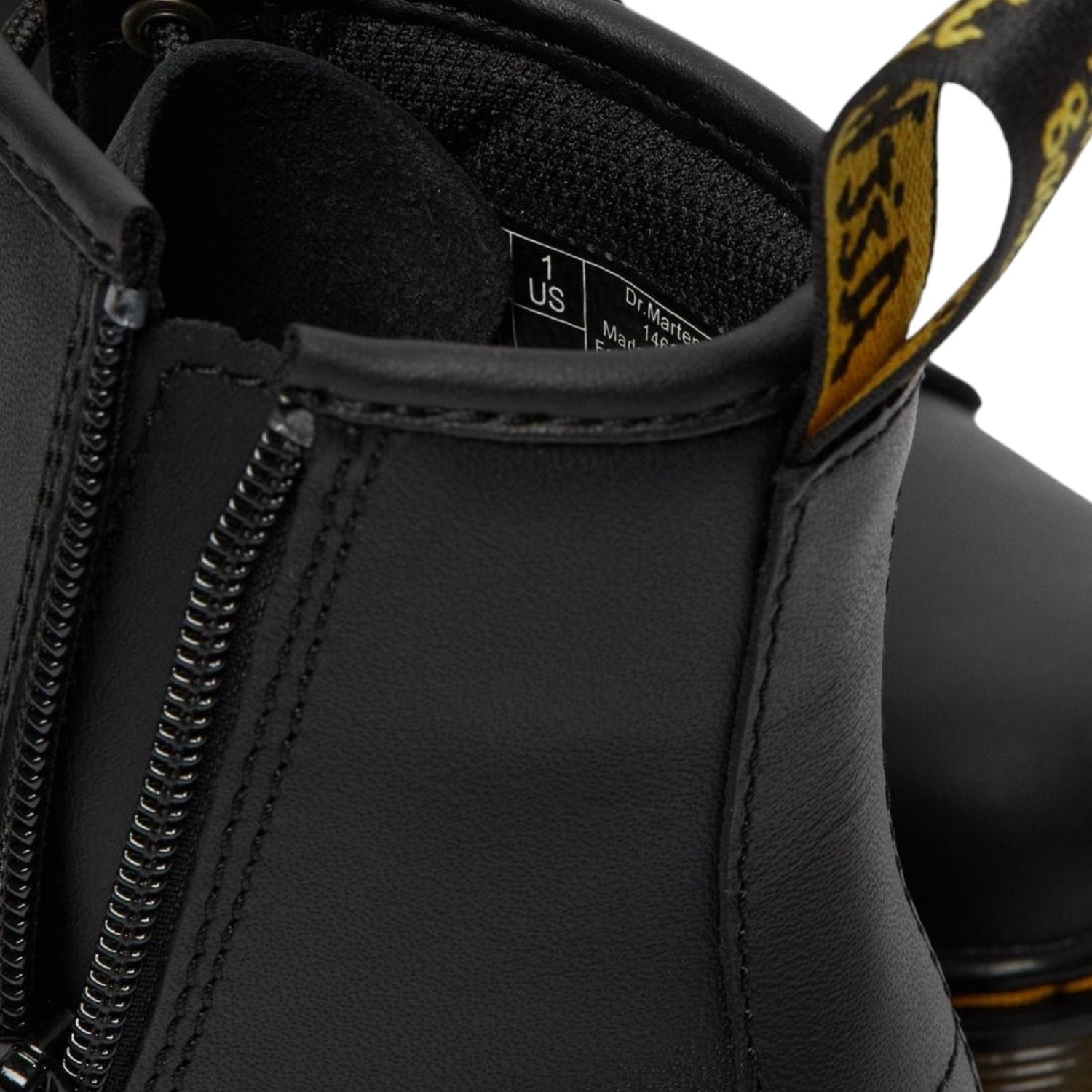 Dr. Martens Anfibio Nero in Pelle con Lacci e Zip Laterale